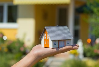 Другим типом бремени, которое следует проверить перед покупкой недвижимости, являются налоги на недвижимость и сборы за общее имущество (в разговорной форме арендная плата населению)